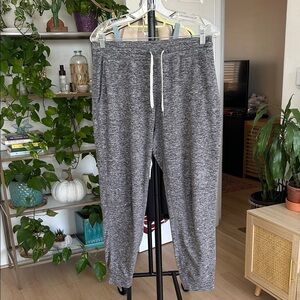Flawed Vuori Joggers. 25” inseam. No size tag but size medium. See description.